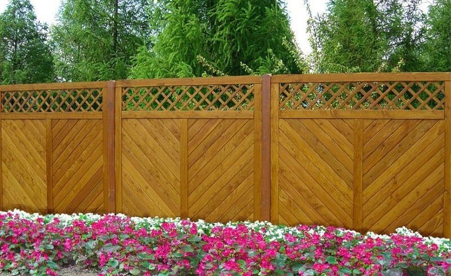 Забор №48 - сплошной диагональный с декоративным верхом