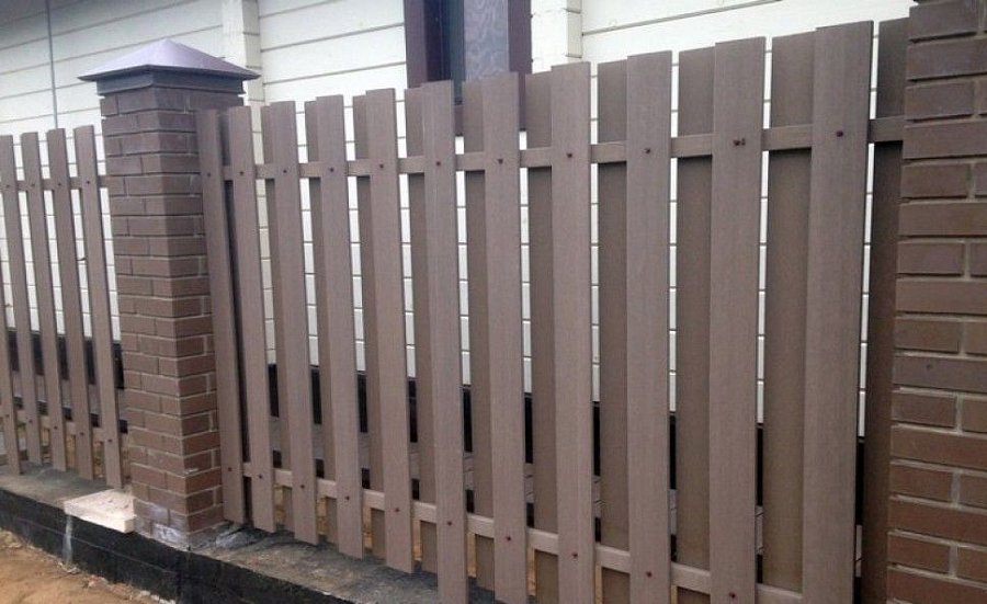 Забор №55 - штакетник из ДПК с зазором