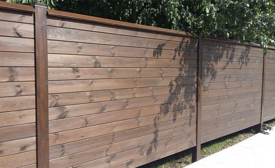 Забор №35 - горизонтальный сплошной с планкой